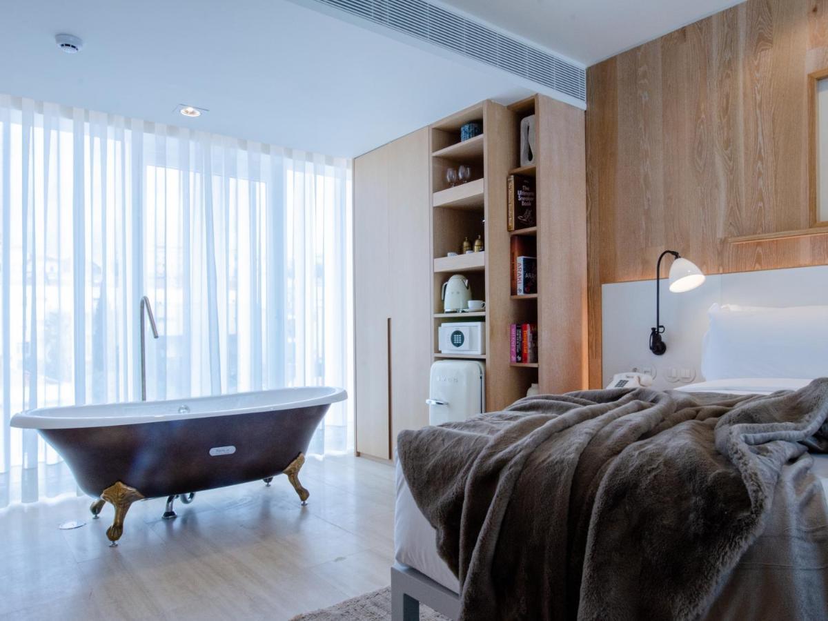 Contemporary Master Suite